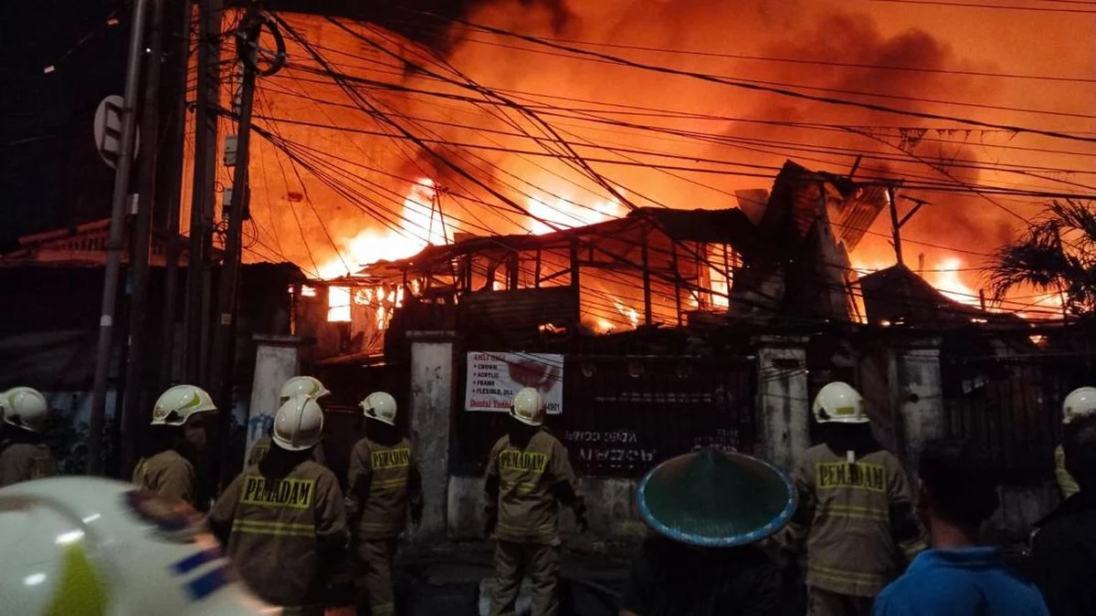 Kebakaran Kebayoran Lama Hanguskan 18 Rumah dan 4 Tempat Usaha: 150 Orang