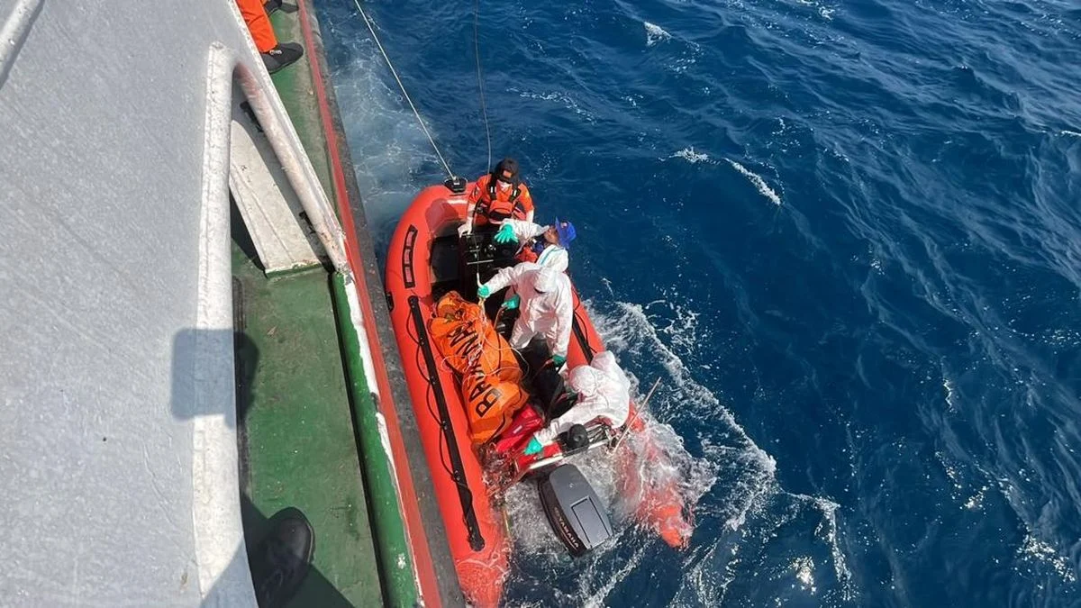 Penyelam Basarnas Temukan 2 Korban Terjebak di Dalam KM Virgo Transport 8